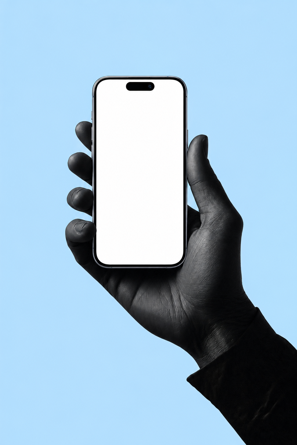 Hand som håller en mobiltelefon mot ljusblå bakgrund